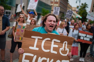 Manifestantes protestan tras la muerte de un inmigrante mexicano por disparos de un agente del Servicio de Inmigración y Aduanas en Houston, Texas.