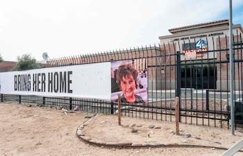 na pancarta cuelga afuera de News 4 Tucson el 12 de febrero de 2026 en Tucson, Arizona. Las autoridades afirman haber encontrado varias pruebas mientras continúan las búsquedas de Nancy Guthrie, madre de 84 años de la periodista y presentadora de televisión estadounidense Savannah Guthrie, tras su desaparición de su casa la mañana del 1 de febrero.