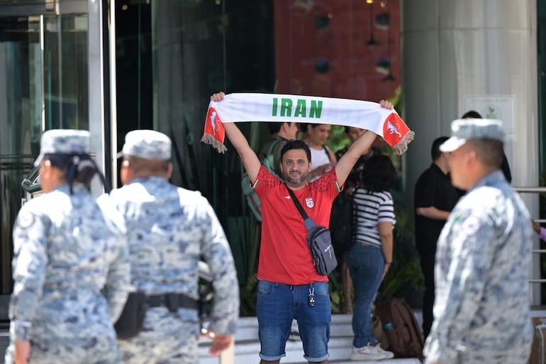 Un aficionado iraní fuera del hotel en Tijuana, México, en el que se hospeda la selección de Irán.