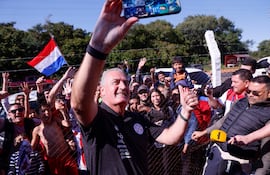 “Una selfi, profe”. Sin problema accede Gustavo Alfaro y cumple el deseo a todos sin importar la edad.