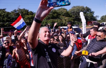 “Una selfi, profe”. Sin problema accede el seleccionador de Paraguay, Gustavo Alfaro y cumple el deseo a todos sin importar la edad.