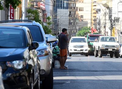 Imagen de archivo y referencia: cuidacoches en el centro de Asunción.