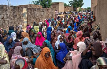 Residentes sudaneses se reúnen para recibir comidas gratuitas en El-Fasher, una ciudad sitiada por las Fuerzas de Apoyo Rápido (RSF) de Sudán desde hace más de un año, en la región de Darfur