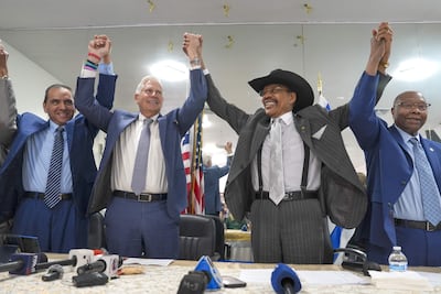 Fotografía del 29 de octubre de 2026 donde se observa al presidente de la Organización de Ministros Hispanos, el reverendo Rubén Díaz (c-d), reaccionando junto al candidato republicano a la gobernación de Nueva York, Bruce Blakeman (c-i), en una reunión con líderes religiosos en el barrio del Bronx en Nueva York (Estados Unidos). Organizaciones religiosas de Estados Unidos están movilizando a sus fieles para que voten por candidatos conservadores en las elecciones del próximo martes, en las que el Partido Republicano se juega mantener el control de ambas cámaras del Congreso.