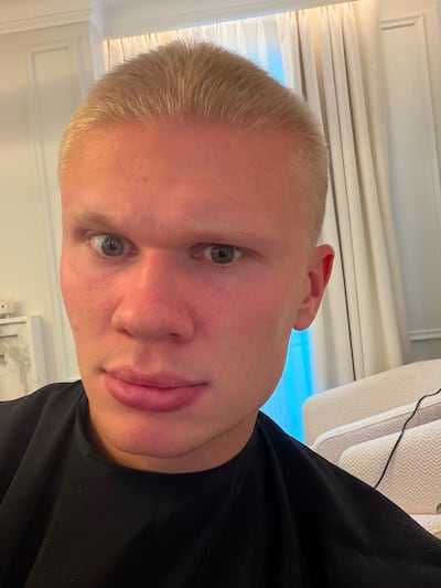 Erling Braut Haaland con su look de estreno.