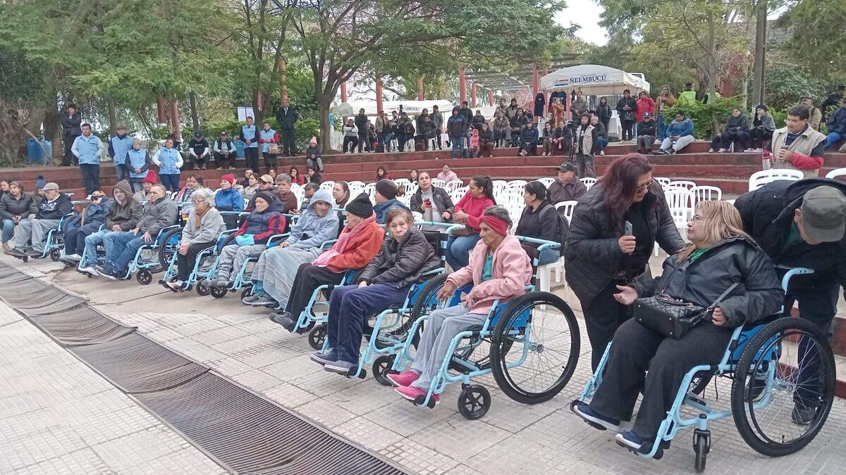 Pilar: masiva concurrencia en jornada de asistencia médica gratuita y entrega de sillas de ruedas