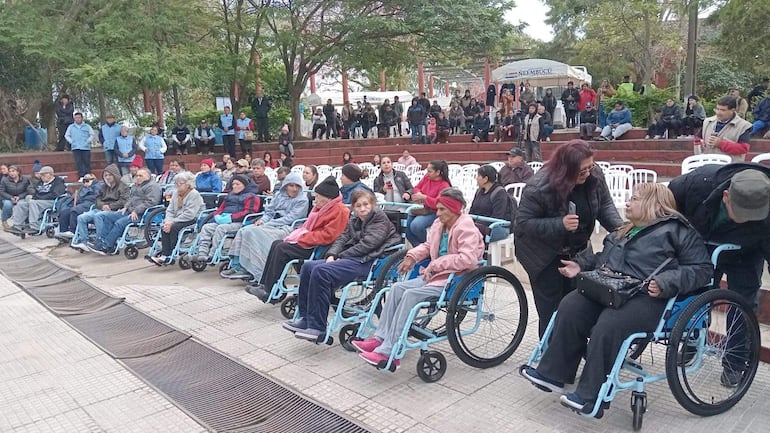 Personas mayores con discapacidad recibieron  sillas de ruedas por parte de la Fundación Jesús Responde.