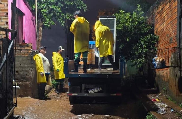 Crecida obliga a evacuar a más de 30 familias en Presidente Franco