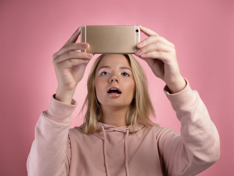 Tomar fotos con el celular, imagen ilustrativa.