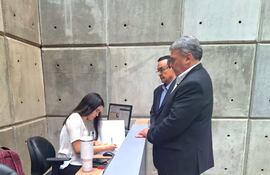 El Defensor del Pueblo, Rafael Ávila Macke, entrega la segunda lista de personas afectadas por la mafia de los pagarés.