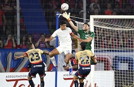 En acción Alexis Martín Arias, que terminó siendo la figura, ante Lorenzo Antonio Melgarejo.