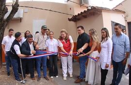 El presidente Santiago Peña (con gorra) y la ministra de Salud, María Teresa Barán (con chaleco rojo) durante la Inauguración "para la foto" de la Unidad de Terepìa Neonatal de Villarrica.