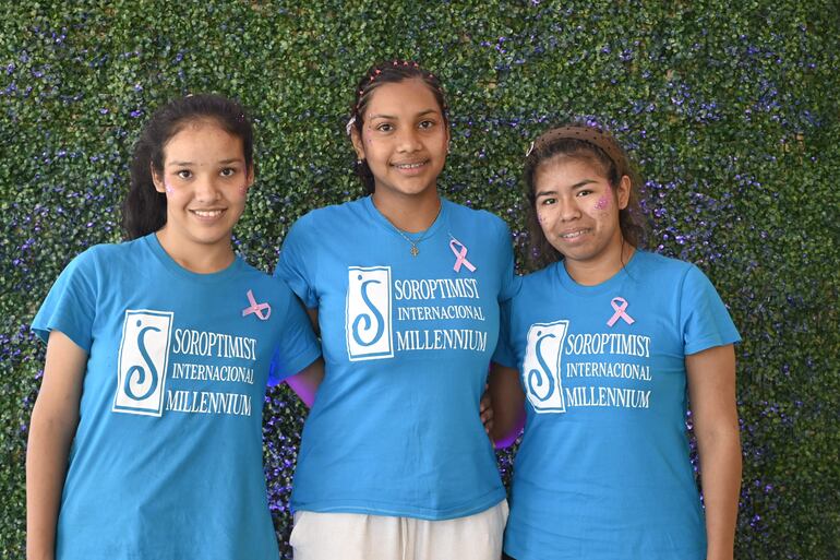 Natalia Ocampos, Liza Fernández y Cenaida Cutamuraja. 