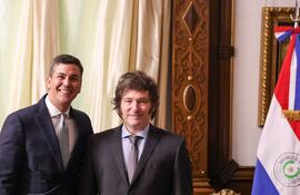 Los presidentes Santiago Peña y Javier Milei, en su encuentro en Buenos Aires.