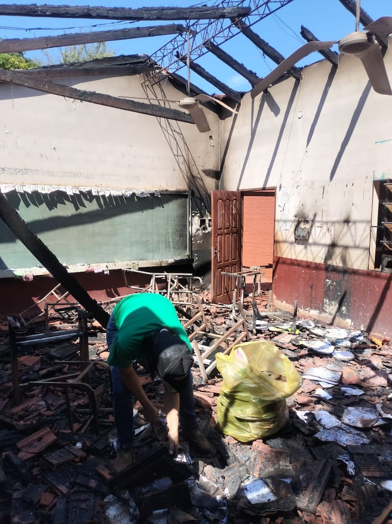 Voraz incendio consumió dos aulas de una escuela rural en Yatytay