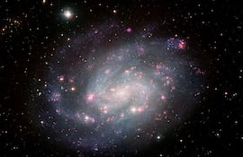 Una galaxia espiral similar a la Vía Láctea. hoy un equipo internacional captó imágenes de la red cósmica, donde nacen las galaxias.