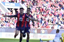 Juan Manuel Iturbe, jugador de Cerro Porteño, festeja un gol en el partido frente a General Caballero de Juan León Mallorquín por la primera fecha del torneo Clausura 2025 de la Primera División de Paraguay en el estadio La Nueva Olla, en Asunción, Paraguay.