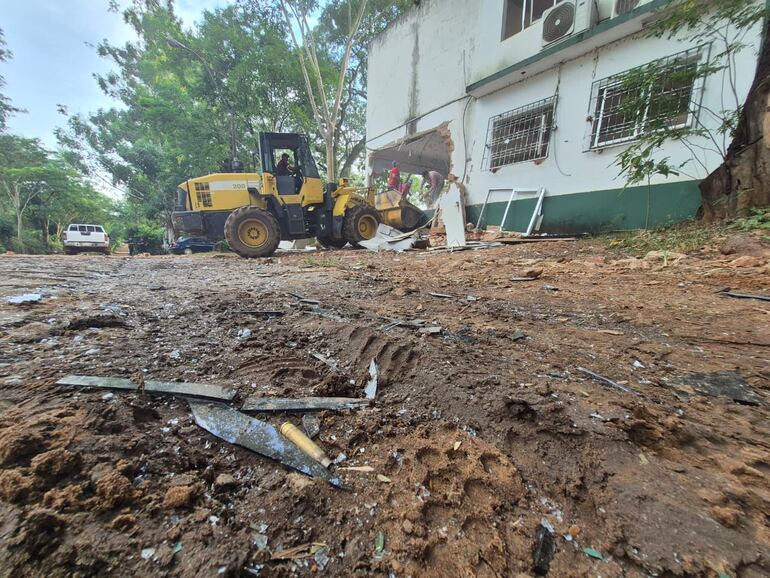 Explosionan empresa agroindustrial en Coronel Bogado e incautan dos autos abandonados