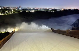 Fue abierta la canaleta izquierda del vertedero de Itaipú, con un caudal de 1.735 m³/s.