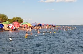 Turistas disfrutaron de la playa Corateí durante la Semana Santa.