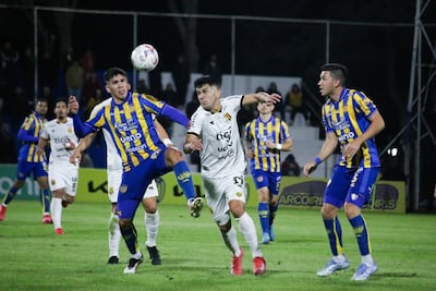 El delantero de Guaraní, Richar Torales intenta zafar de la marca del zaguero central de Sportivo Luqueño, Alexis Villalba.