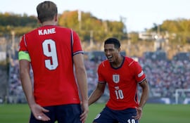 El jugador de la selección inglesa Jude Bellingham lo celebra con su compañero Harry Kane (i) tras anotar el segundo tanto (2-0) contra Croacia durante el partido de la Liga de Naciones de la UEFA en Rijeka (Croacia).