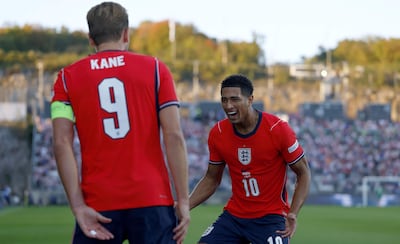 El jugador de la selección inglesa Jude Bellingham lo celebra con su compañero Harry Kane (i) tras anotar el segundo tanto (2-0) contra Croacia durante el partido de la Liga de Naciones de la UEFA en Rijeka (Croacia).