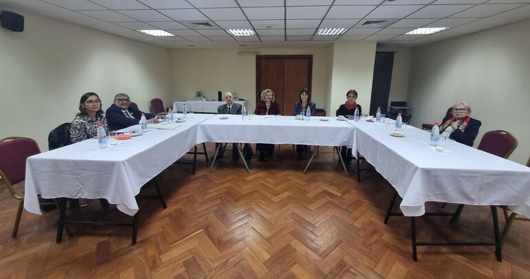 Miembros del Tribunal de Ética Judicial y el Consejo Consultivo ante el cual comparece el juez penal de Garantías especializado en Crimen Organizado Osmar Legal Troche para dar explicaciones sobre su participación en una publicidad de una barbería local, difundida en redes sociales.