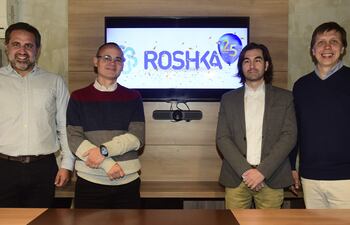 Directivos de Roshka: Pablo Santa Cruz, Alejandro Alliana, Francisco Benza y Pablo Welti celebran los 25 años de la empresa de software.