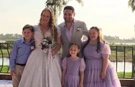 ¡Hermosa familia! Nicole Sautu y Víctor Gavilán con sus hijos Victoria, Valentino y Valery. (Instagram/Nicole Sautu)