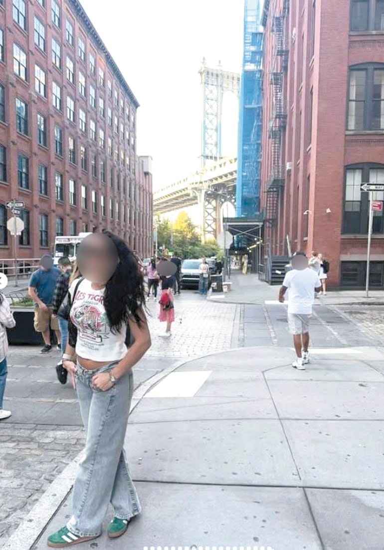 La hija de Santiago Peña en la zona de  Brooklyn, Nueva York.