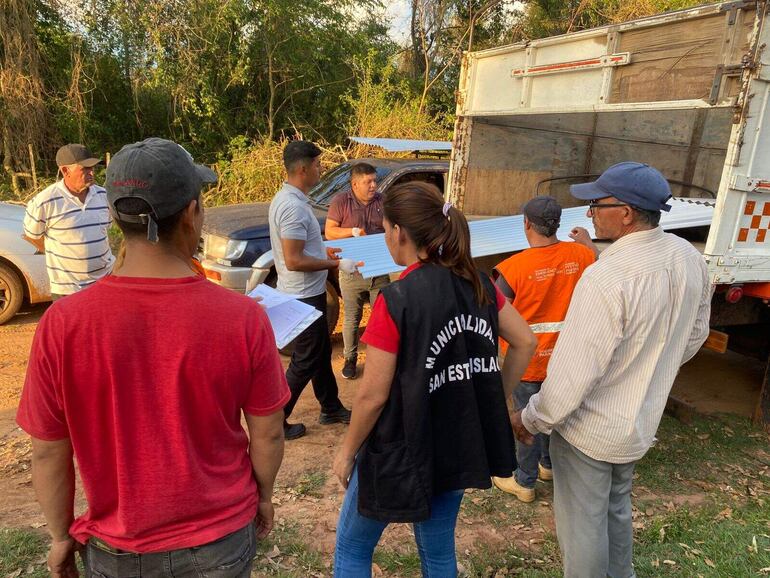 Tras larga espera, llega ayuda a afectados por temporal en Santaní