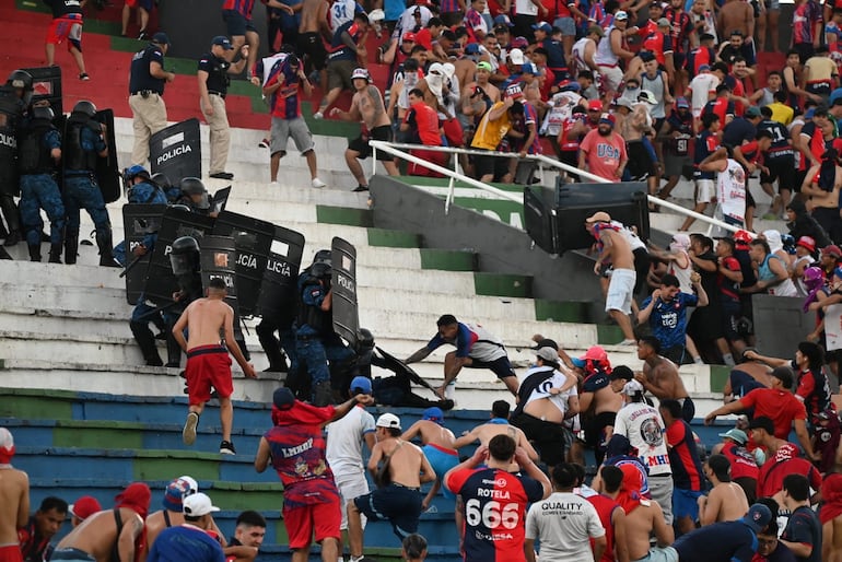 Tres policías heridos en incidentes con hinchas de Cerro Porteño en el clásico