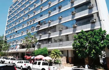 Fachada de la oficina administrativa del Instituto de Previsión Social (IPS) en Asunción.