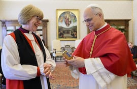 El papa León XIV y la arzobispa de Canterbury, Sarah Mullally se reunieron hoy en Roma.