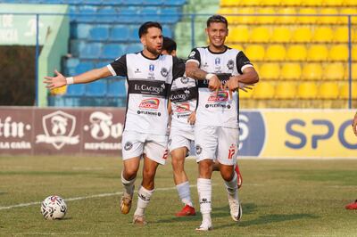 Roque Florenciáñez festeja el tanto de apertura en el marcador acompañado por Armando Torres. (Foto: APF)