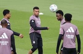 Kylian Mbappé (c), jugador del Real Madrid, durante el entrenamiento del plantel merengue este miércoles 13 de mayo en la Ciudad Deportiva de Valdebebas, en Madrid, España.