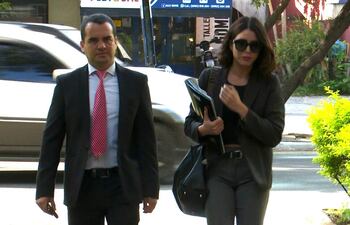 Claudia Gisell Guillén González y el abogado Alfredo Delgado.