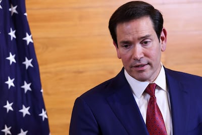 El secretario de Estado de EE. UU., Marco Rubio, habla con la prensa en una sala de embarque antes de regresar a Washington tras reunirse con líderes de la Comunidad del Caribe (CARICOM) en el Aeropuerto Internacional Robert L. Bradshaw de Basseterre, San Cristóbal y Nieves.