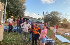 La distribución de la ayuda a los afectados se realizó esta tarde a cargo de los enviados de la SEN, acompañados por funcionarios de la Municipalidad y la Gobernación