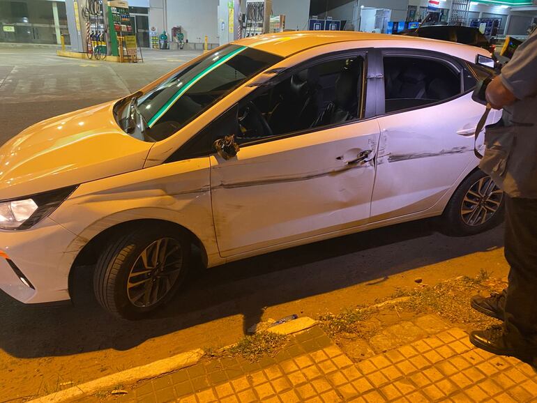 Vecinos de Lambaré denuncian que un camión rozó vehículos en la zona.