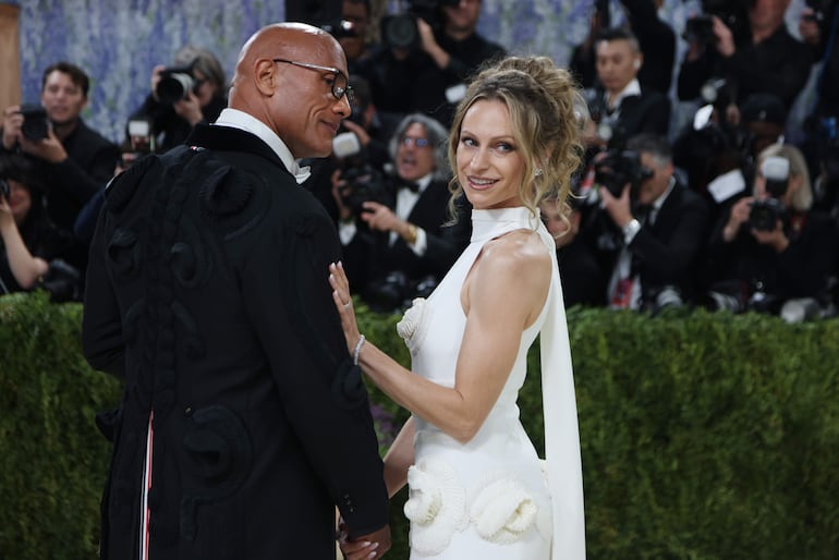 El actor estadounidense Dwayne Johnson y la cantante Lauren Hashian posan en la alfombra roja de la Gala Met 2026, el evento benéfico anual del Instituto del Traje del Museo Metropolitano de Arte. (EFE/EPA/SARAH YENESEL)
