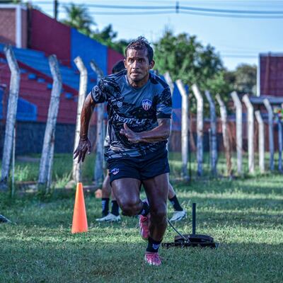 William Ramón "Nani" Santander Alderete (35 años), mediocampista creativo de Encarnación FC.