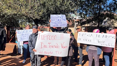 Exfuncionarios y pobladores se manifestaron frente a Hospital de Tomás Romero Pereira.