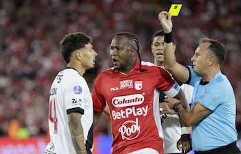 Alan Saldivia (i) de Vasco da Gama es amonestado este martes, en el partido de ida de cuartos de final de la Copa Sudamericana entre Santa Fe y Vasco da Gama en el estadio El Campín, en Bogotá (Colombia). EFE/ Carlos Ortega