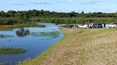 Hallan un cuerpo sin vida de un hombre en el arroyo Ñeembucú.