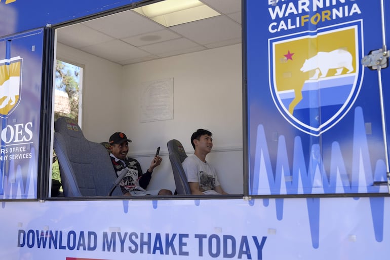 Personas interactúan en un simulador de terremotos este miércoles, en la Universidad de California en Los Ángeles (Estados Unidos).