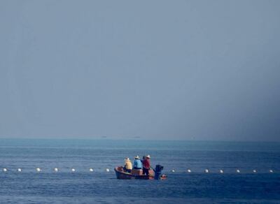 Un barco patrulla filipino junto a la "barrera flotante" en el Mar de China.