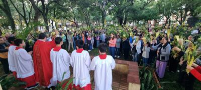 Bendición de palmas en la capital de Misiones, por parte del padre Pedro Juan Maidana, administrador diocesano.