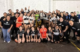 Dotación completa y fans de las franjeadas del Olimpia, que por primera vez conquistó el campeonato general en la Copa de Oro de la APEBI.
